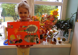 Dziewczyna prezentująca pracę konkursową "Twórczość Michała Rusinka dla najmłodszych"